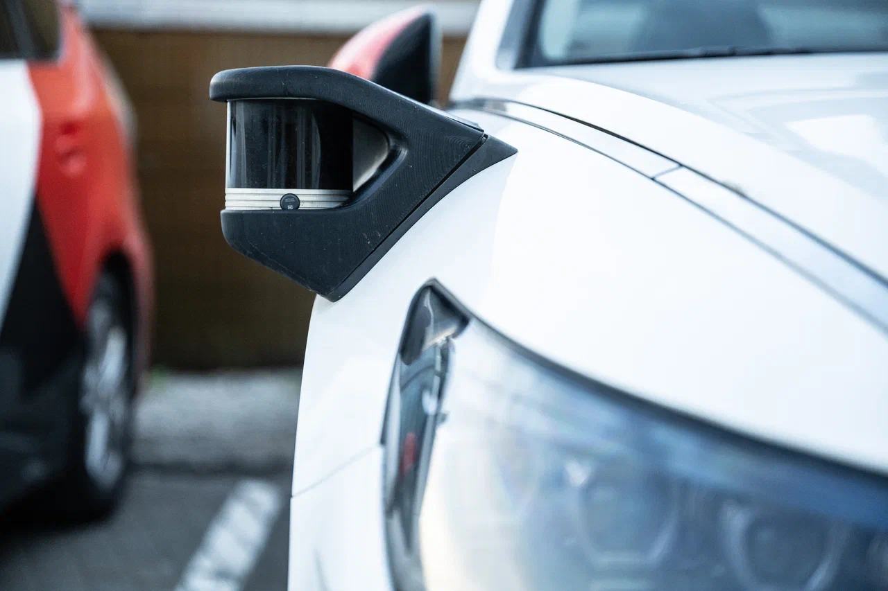 Цилиндрический лидар на крыле автономного автомобиля Цилиндрический лидар на крыле автономного автомобиля