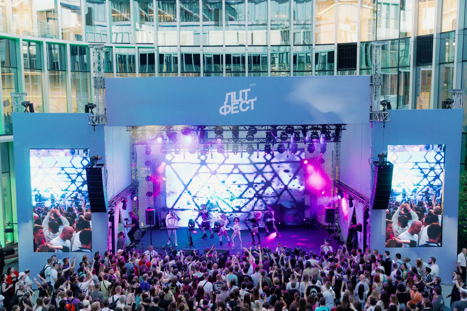 Фестиваль традиционно завершает концерт на главной сцене