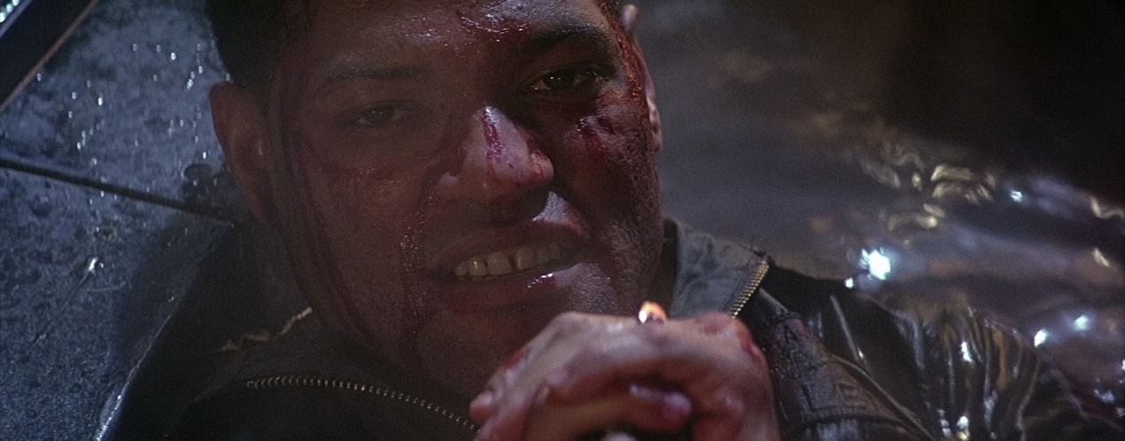 Обратите особое внимание на то, как сложены руки капитана Миллера