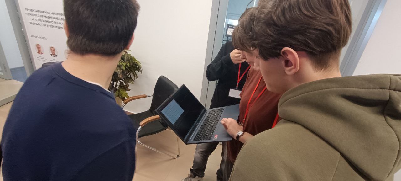 Участники вооружившись ноутбуками проходят Wi-Fi лабиринт