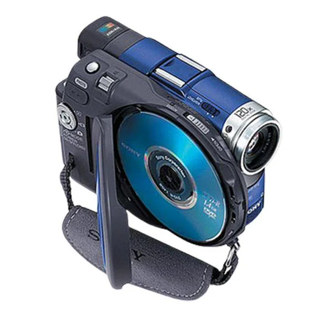 DCR-DVD101-камера, записывает на 3-дюймовые диски DVD-R и DVD-RW. Источник.