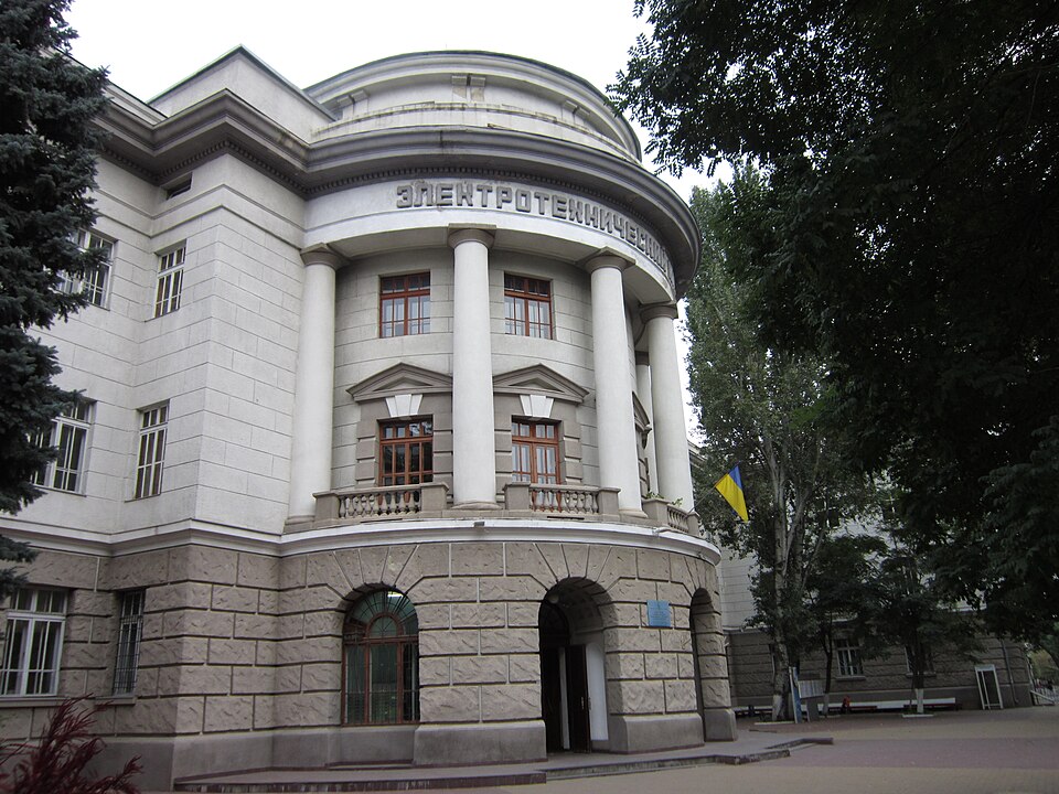 На фото: здание Одесской национальной академии связи