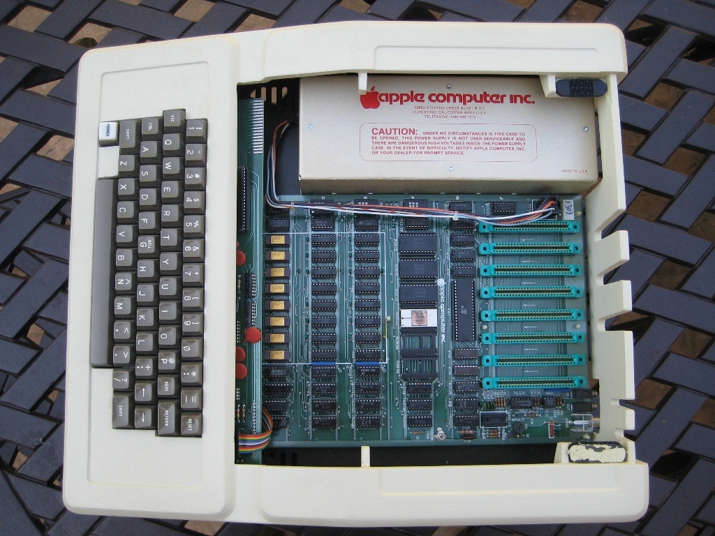 Внутренности оригинального Apple II, демонстрирующая очень аккуратную конструкцию платы Woz и обширный набор доступных слотов расширения в крайнем правом углу.  (Howie Shen)