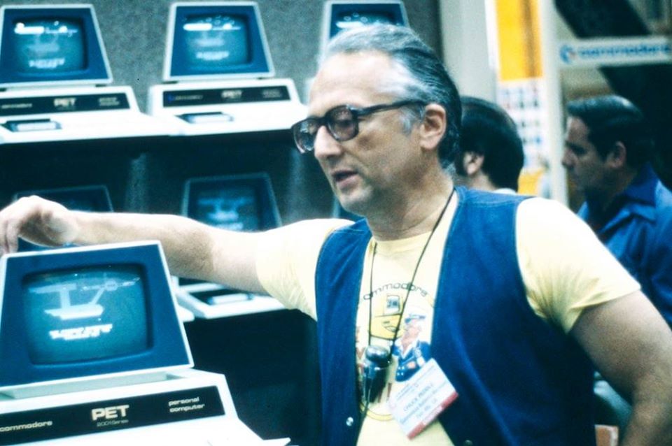 Чак Педдл с экспозицией компьютеров Commodore PET. И да, это снова «Звёздный путь».