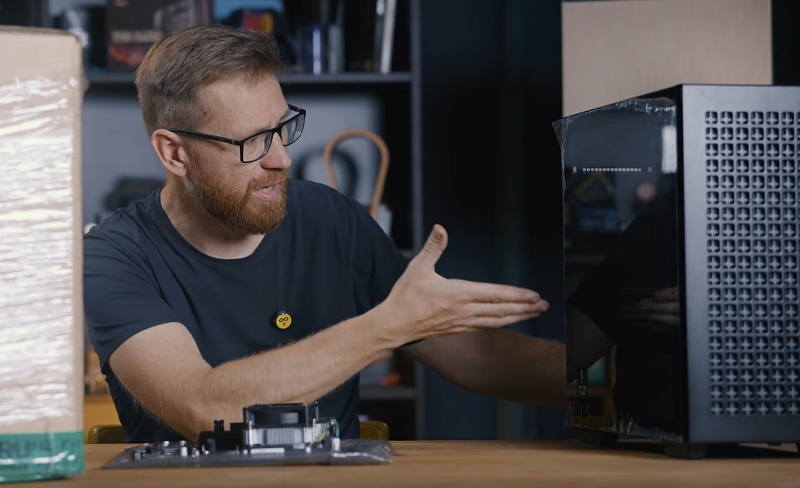 Вот он, даже на телевидение YouTube попал. Плёнку с бокового стекла я не снял до сих пор