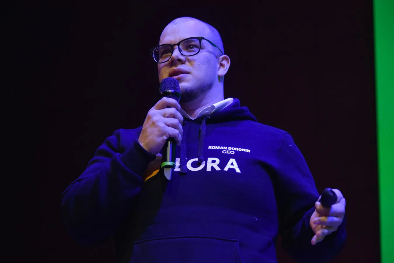 CEO выступает в худи с логотипом своей компании