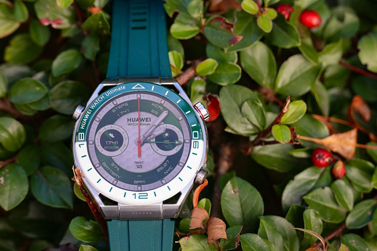 Главная особенность: прочность корпуса из циркониевого сплава и высокая водостойкость до 100 метров. На фото кстати гольф-версия (привет, Rolex)