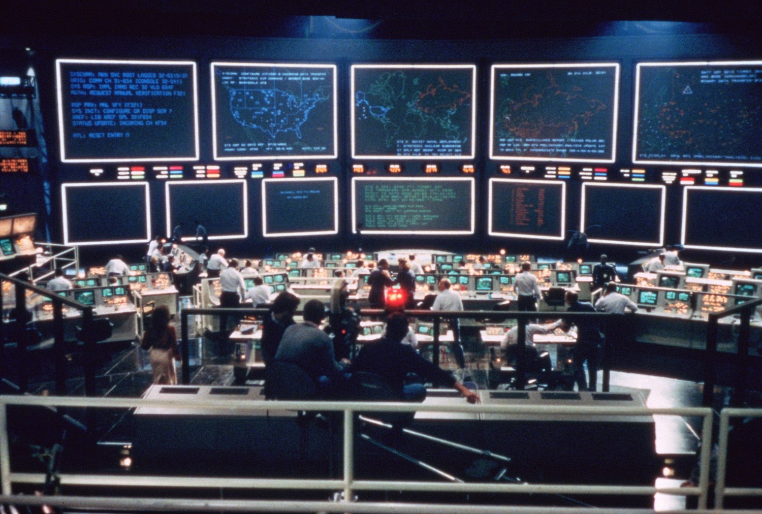 Футуристичный командный центр NORAD, сделанный для съёмок, сильно опережал устройство своего реального прототипа, который даже сейчас выглядит заметно более скромно
