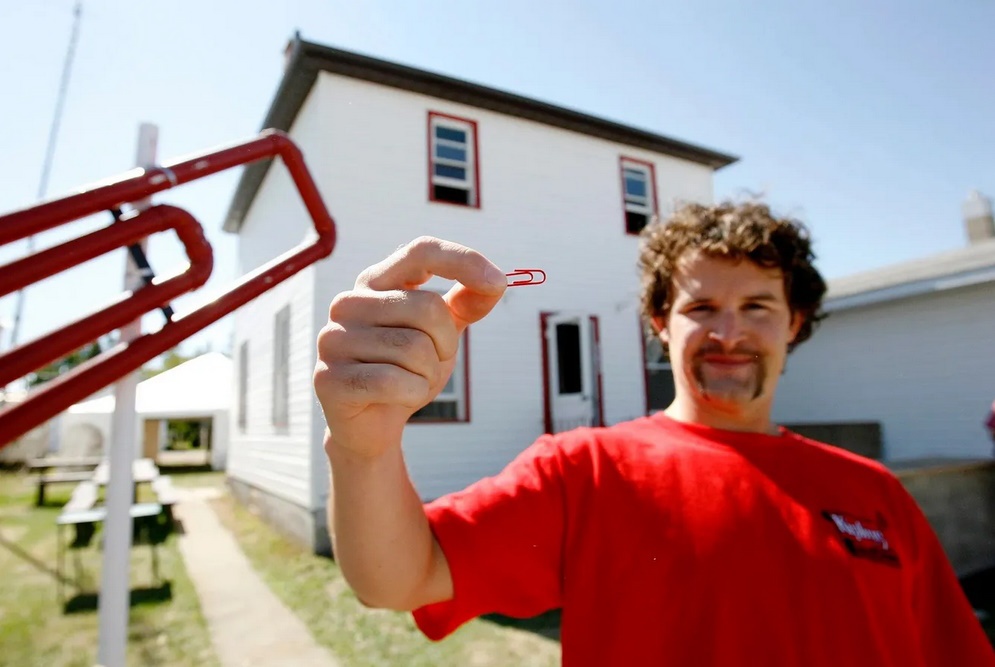 Кайл Макдональд обменял скрепку на дом меньше чем за 1 год и улыбается как Кит Харингтон  