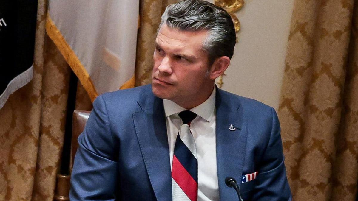 Ну ладно, вопрос и правда дурацкий, признаем: что означают цвета галстука – нетрудно догадаться хотя бы по платку в кармашке