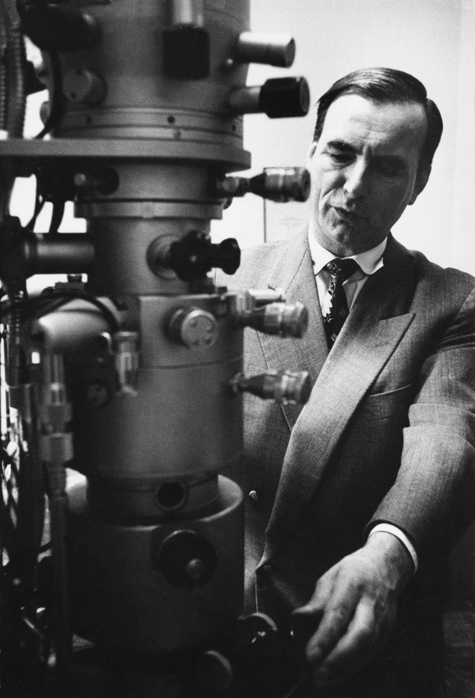  Эрнст Руска со своим электронным микроскопом