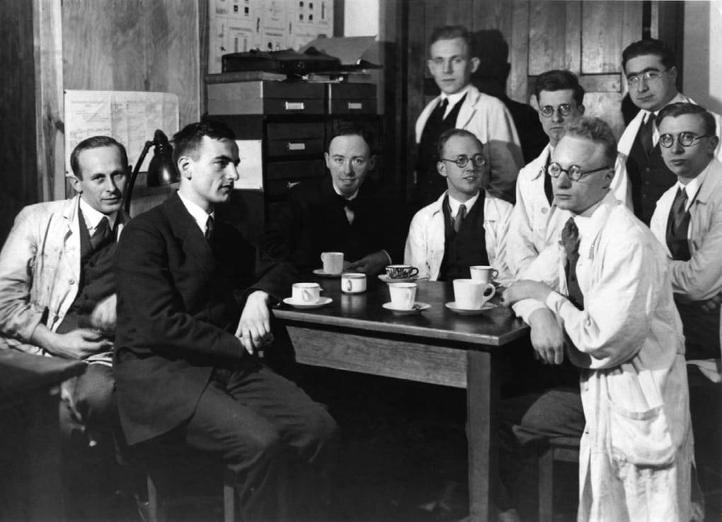 Группа Макса Кнолла с аспирантами и студентами. Эрнст Руска второй слева, Макс Кнолл третий слева. Источник: Архив Эрнста Руски