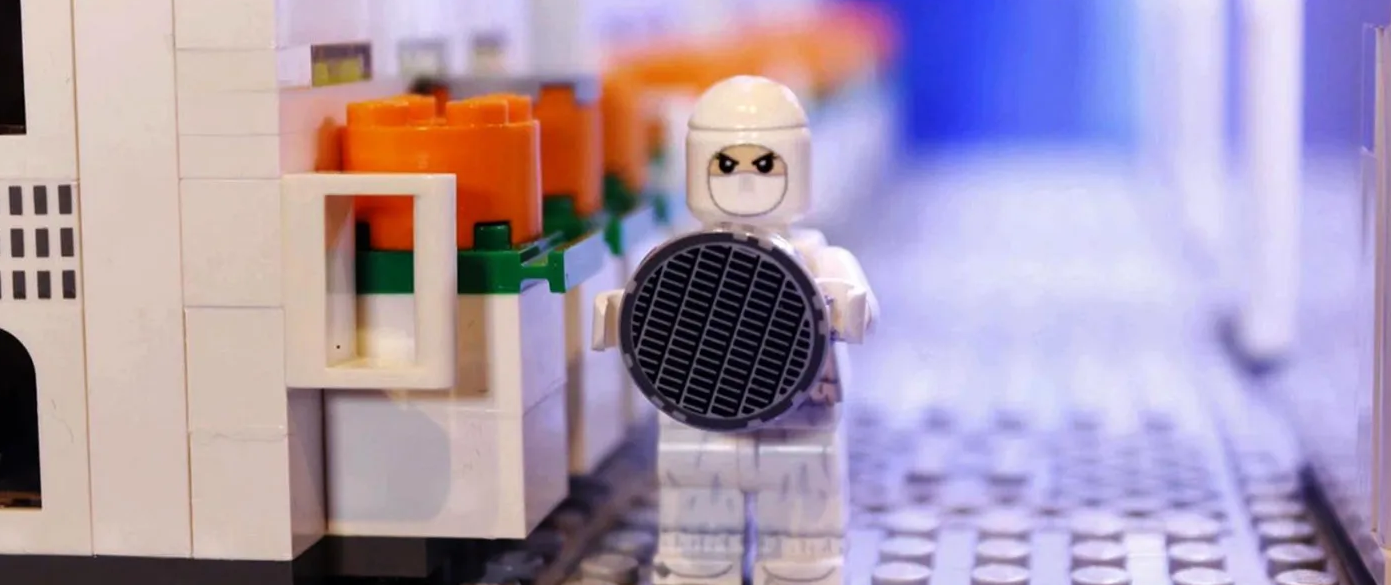 Стилизованное изображение сотрудники полупроводниковой фабрики с пластиной кремния «в руках». Источник Стилизованное изображение сотрудники полупроводниковой фабрики с пластиной кремния «в руках». Источник