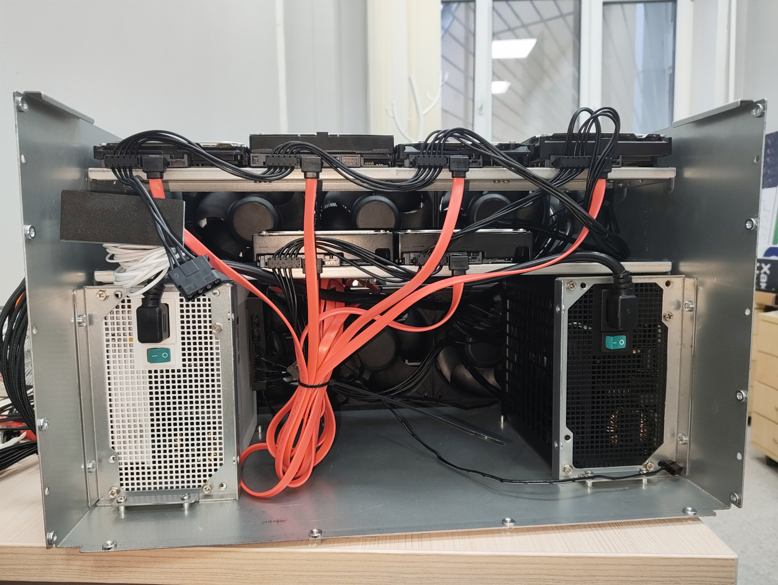 Установка дисков и вид сервера спереди.