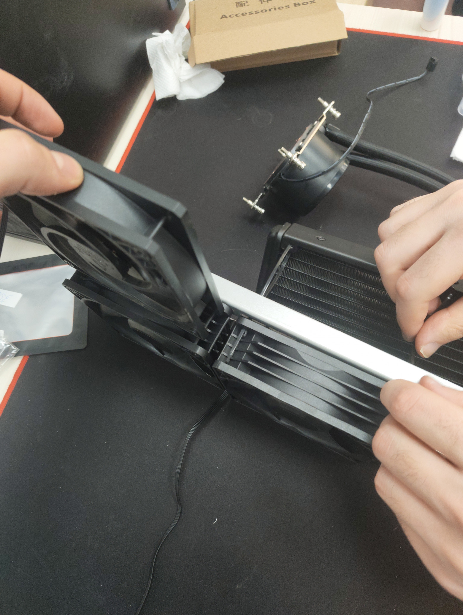 Плохая практика крепления кулеров.