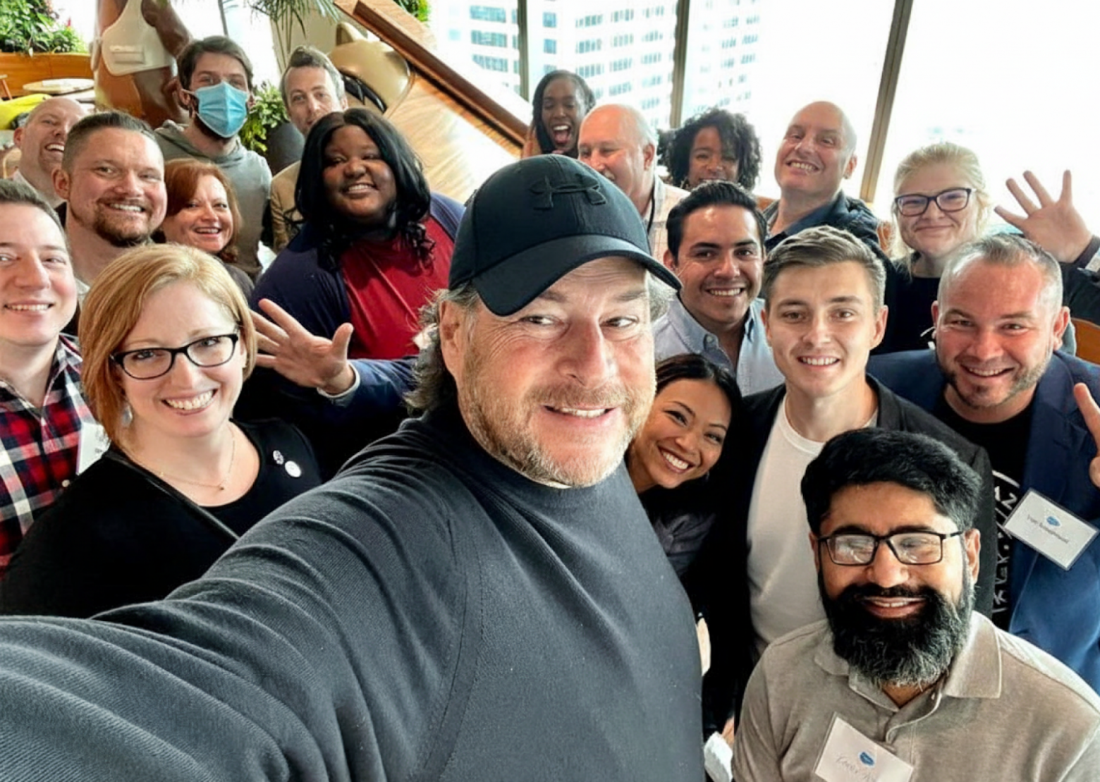 Гендир Salesforce среди счастливых сотрудников (людей)