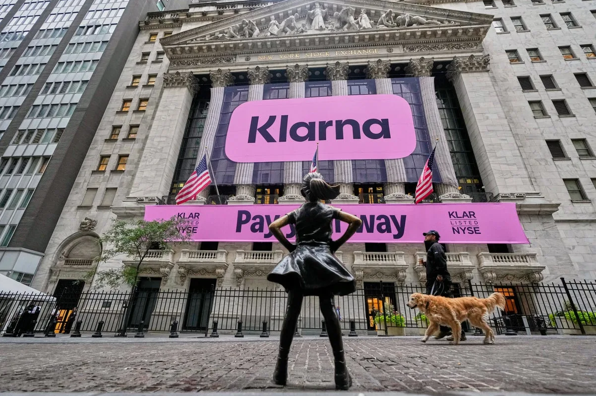 Кроме займов, Klarna зарабатывает на комиссиях в интернет-магазинах (как платежная система). В сентябре 2025 г. она начала торговаться на Уолл-стрит и сейчас оценивается в $15 млрд