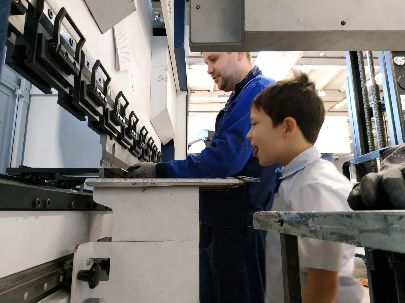 Рис. 3 — ЧПУ-станок перемещает в нужное положение упор, затем оператор ставит на упор кромкой заготовку, и затем на заготовку опускается пуансон