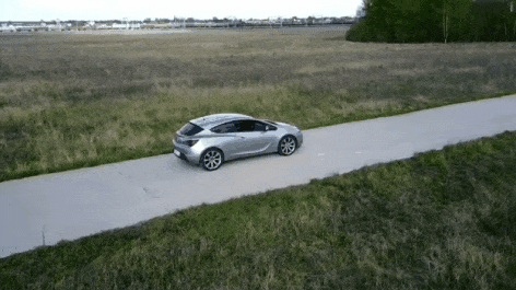 Это пример метода обратного S-f-M. Здесь в конечной 3д модели будет только  автомобиль.Поле и трава здесь являются движущимися объектами, поэтому в 3д модели не отобразятся.