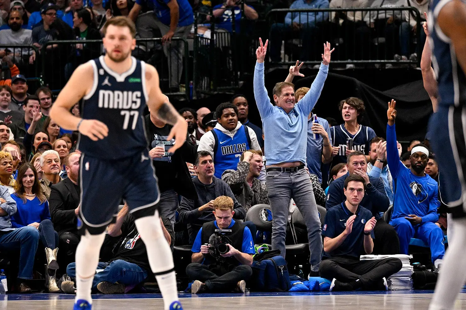 В центре миллиардер Марк Кубан, ��оторый продал небольшой сайт за милларды. Мастер PR и телеведущий. Владел баскетбольным клубом.