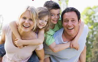 Фото счастливой семьи. Взято из открытых источников. Но что, по мнению ИИ, здесь изображено?