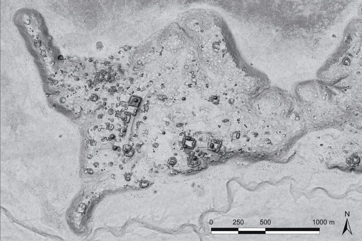 Обнаруженное таинственное поселение майя покрывает примерно 50 гектаров и включает пирамиды, террасы, дворцовые постройки, храмы, резиденции знати и систему дорог (сакбе)