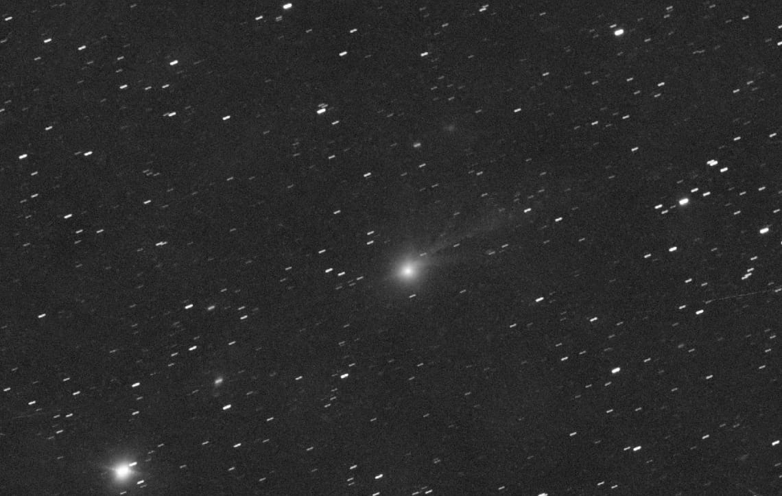 Фото: 3I/ATLAS с комплексным хвостом, раннее утро 8 ноября 2025 года.