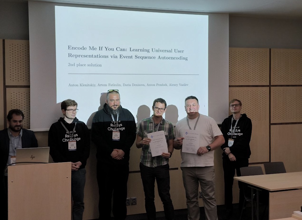 Антон Кленицкий и Алексей Васильев из Sber AI Lab в Праге на RecSys 2025 — вручение наград на RecSys Challenge (по числу статей Сбер на этой конференции вошел в топ-3 компаний в мире)