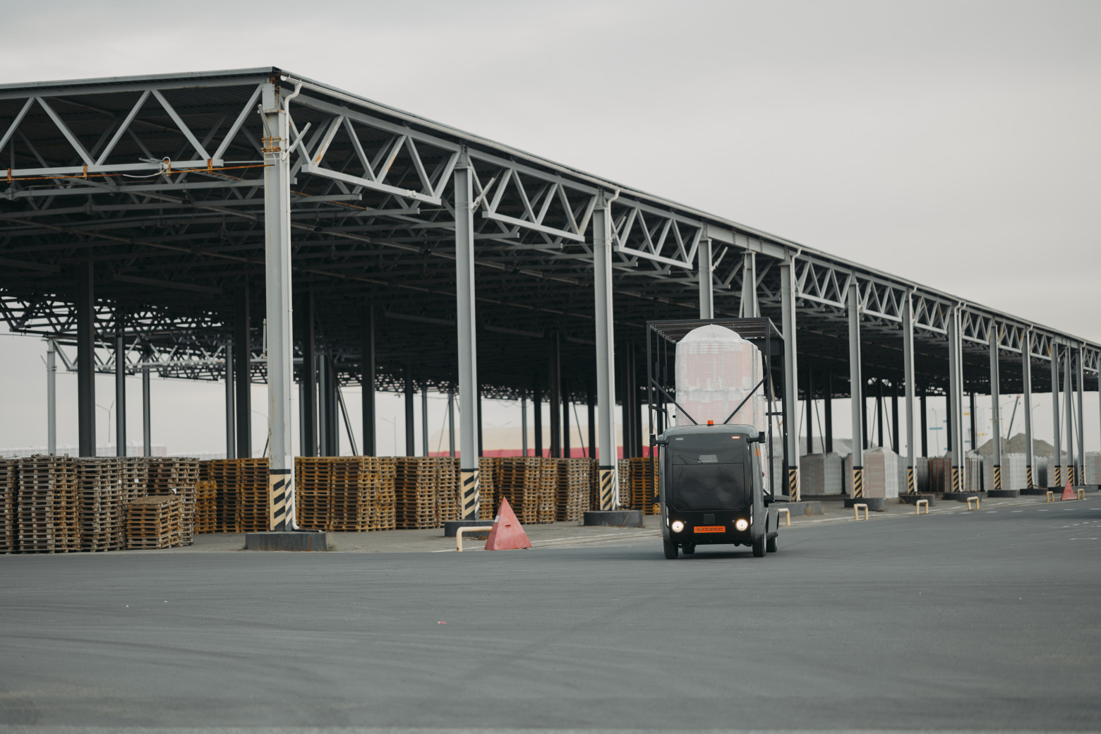 На почти безлюдном складе наши ВАТС возят огромные упаковки каменной ваты. Кастомизировать для этого объекта пришлось многое. 