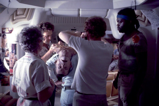 Эффект полуоторванной головы Эша был достигнут путем установки искусственной головы на человека небольшого роста