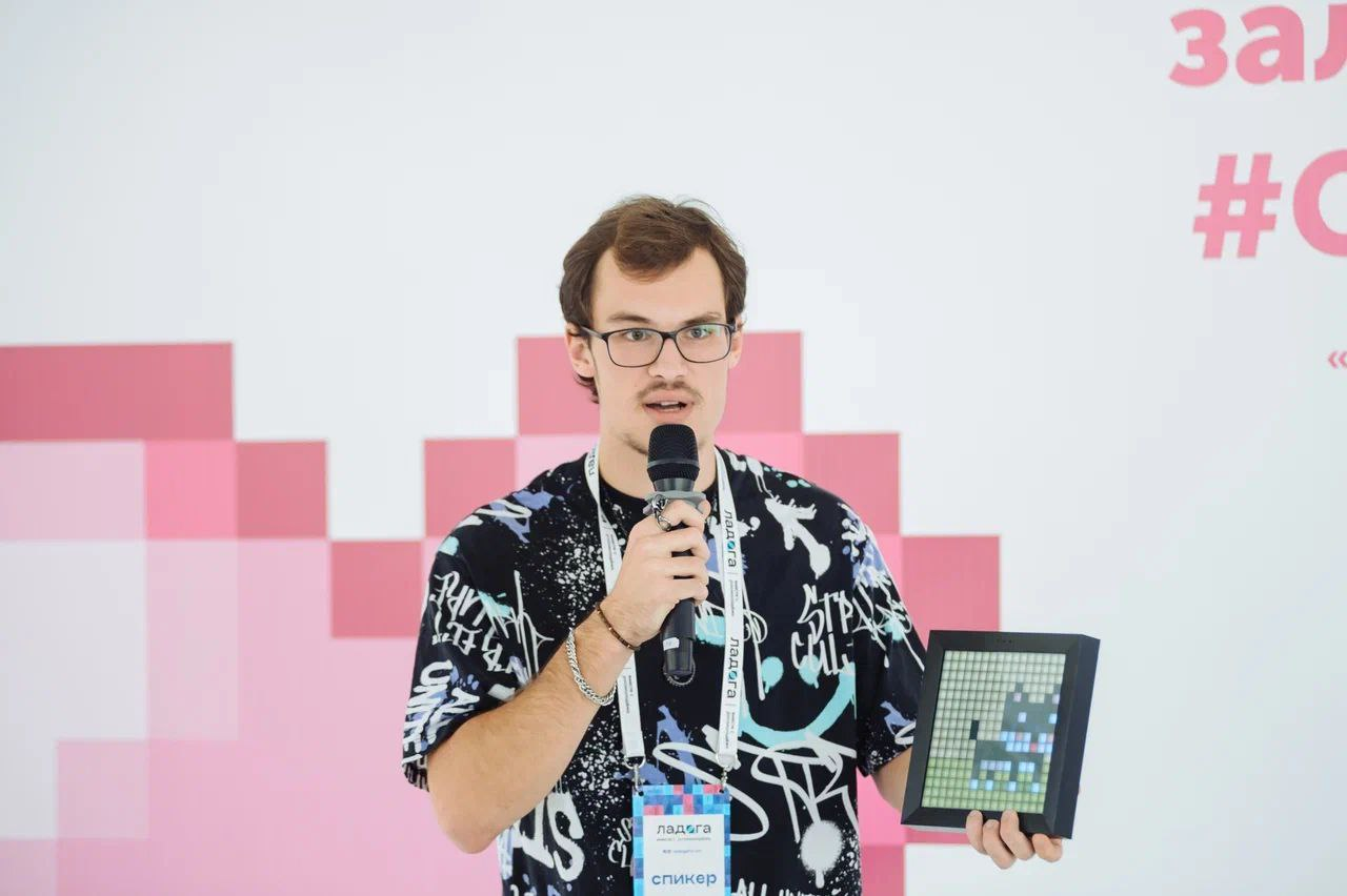 Это я на форуме в 2024 году выступаю с рассказом о своих проектах и пиксель-арте