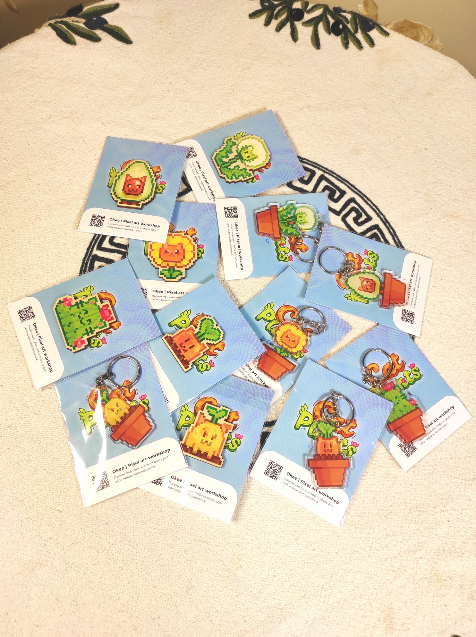 Деревянные брелоки и акриловые значки