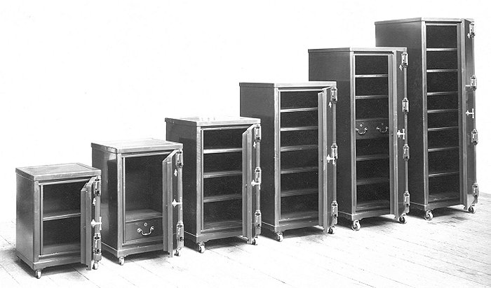 Огнестойкие сейфы компании Chubb, размеры от 1 до 6. 1930-е годы.