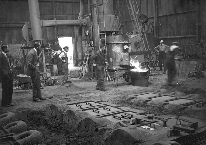 Наполнение ковша сплавом A.B.P. (антидетонационным сплавом) на производстве компании Chubb, примерно 1950 год