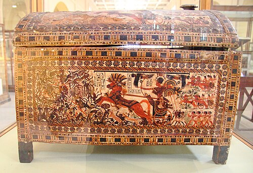 Деревянный расписной сундук из гробницы Тутанхамона