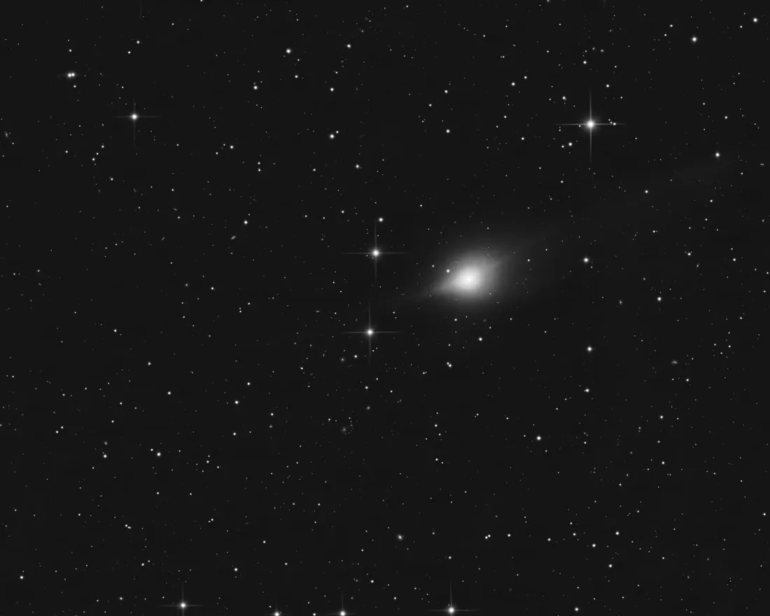 Изображение 3I/ATLAS от 22 ноября 2025 года (3:00–5:00 UTC), полученное путем сложения 106 снимков с 60-секундной выдержкой на 0,30-метровом телескопе обсерватории Тойерштайн (Sternwarte Feuerstein) в Германии. На снимке отчетливо видна каплевидная форма комы с антихвостом, вытянутым в сторону Солнца (в направлении левого нижнего угла). (Автор изображения: проф., д-р Кристина Биркенхаке)