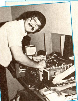 Лейнингер работает над внутренностями компьютера. [Персональные вычисления, декабрь 1981 г.]