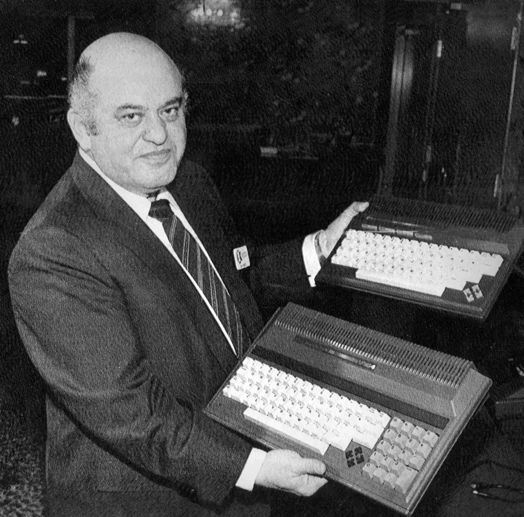 Трэмиел демонстрирует продукцию Commodore на выставке 1984 года. [Марти Кац/baltimorephotographer.com]