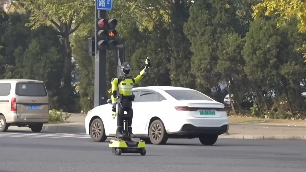 В Ханчжоу представлен первый робот-регулировщик дорожного движения с ИИ - 1