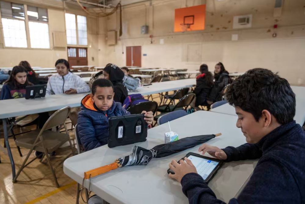 iPad на уроках — школьники смотрят видео и проходят игры вместо учёбы - 1