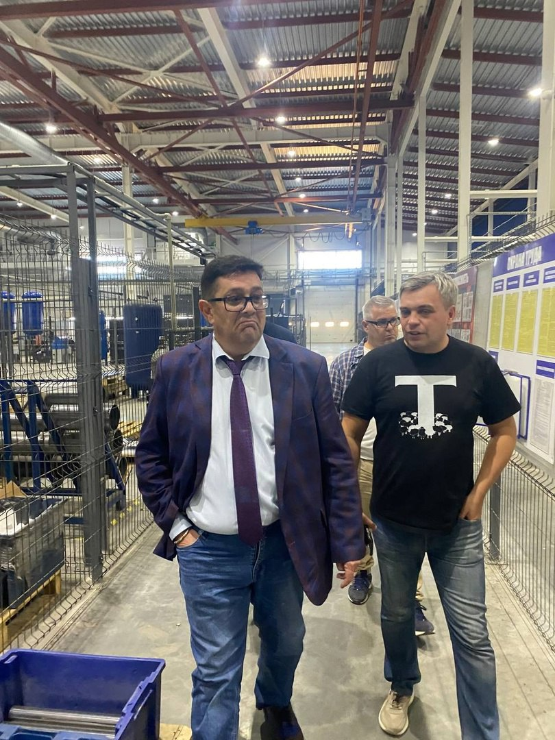 Это мы с Петром Кулешовым на нашем производстве.