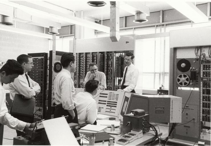 TX‑0 в Массачусетском технологическом институте. Фото сделано предположительно в конце 1950‑х годов.