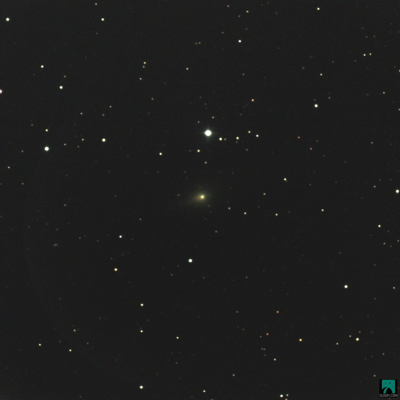 Фото 3I/ATLAS (в центре кадра с большой желтовато-зеленой комой) снято 0,5-метровым телескопом Australia One 14 декабря 2025 года в 17:30 UTC (в Австралии это 15 декабря 4-30 утра). Автор снимка LienaDreams - это мой никнейм в обсерватории Slooh.