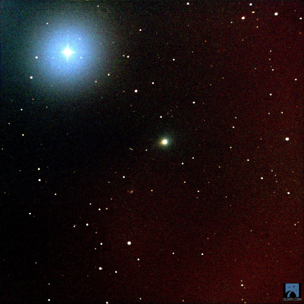 Оригинальное фото 3I/ATLAS (в центре кадра) снято 0,5-метровым телескопом Canary One 26 ноября 2025 года в 06:15 UTC во время наблюдательной сессии пользователя LienaDreams обсерватории Slooh. Цветное изображение получено путем съемки через RGB-фильтры с последующим объединением каналов.