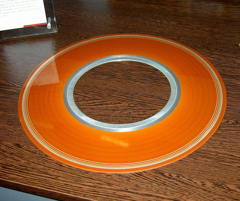 Один диск RAMAC. Источник: https://en.wikipedia.org