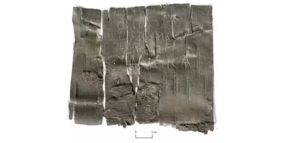 Кадр из лекции академика РАН А. А. Гиппиуса «Берестяные грамоты из раскопок 2024 г.»