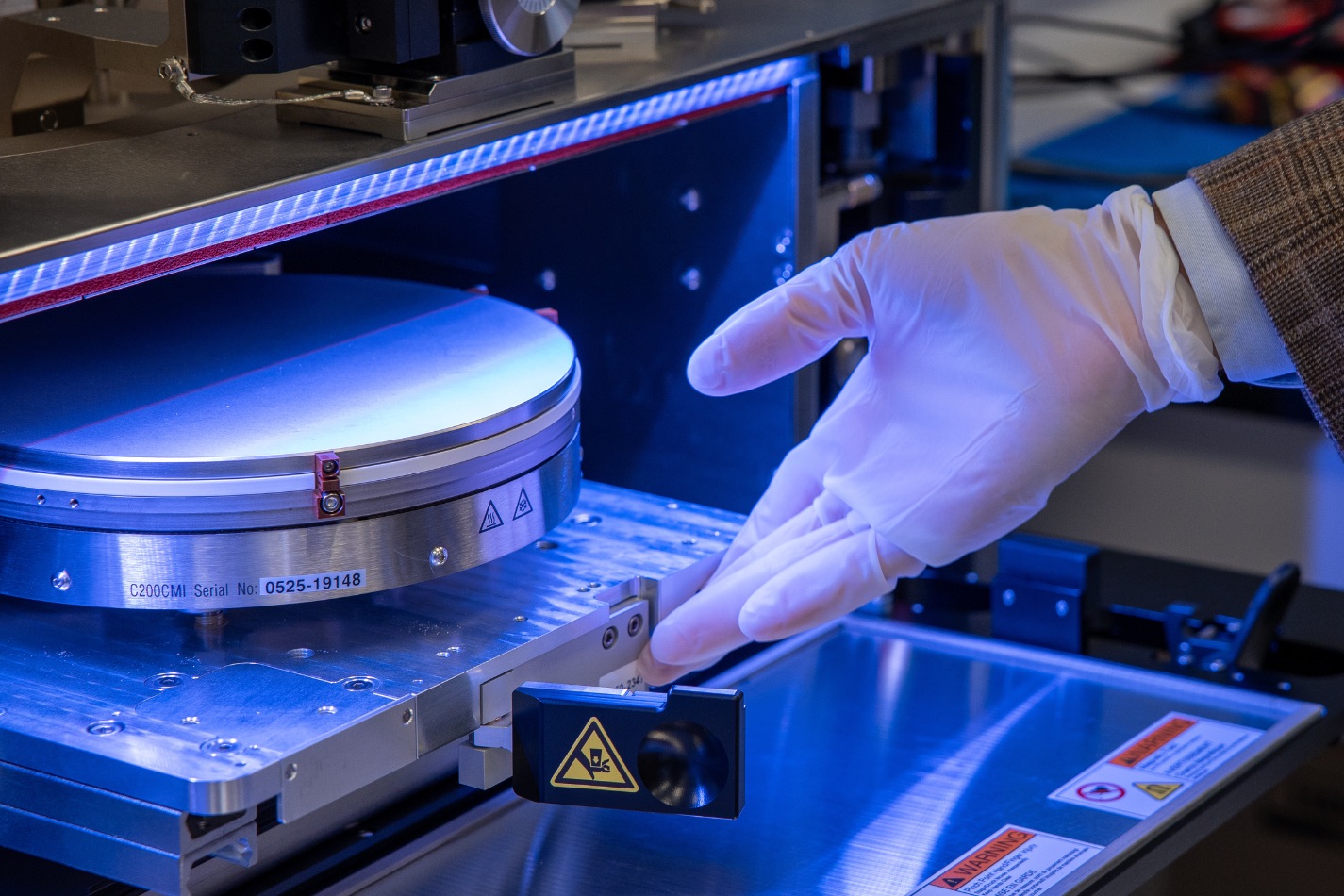 В Стэнфорде создали монолитный 3D-чип для ИИ-вычислений. Он до 12 раз быстрее «плоской» архитектуры - 1