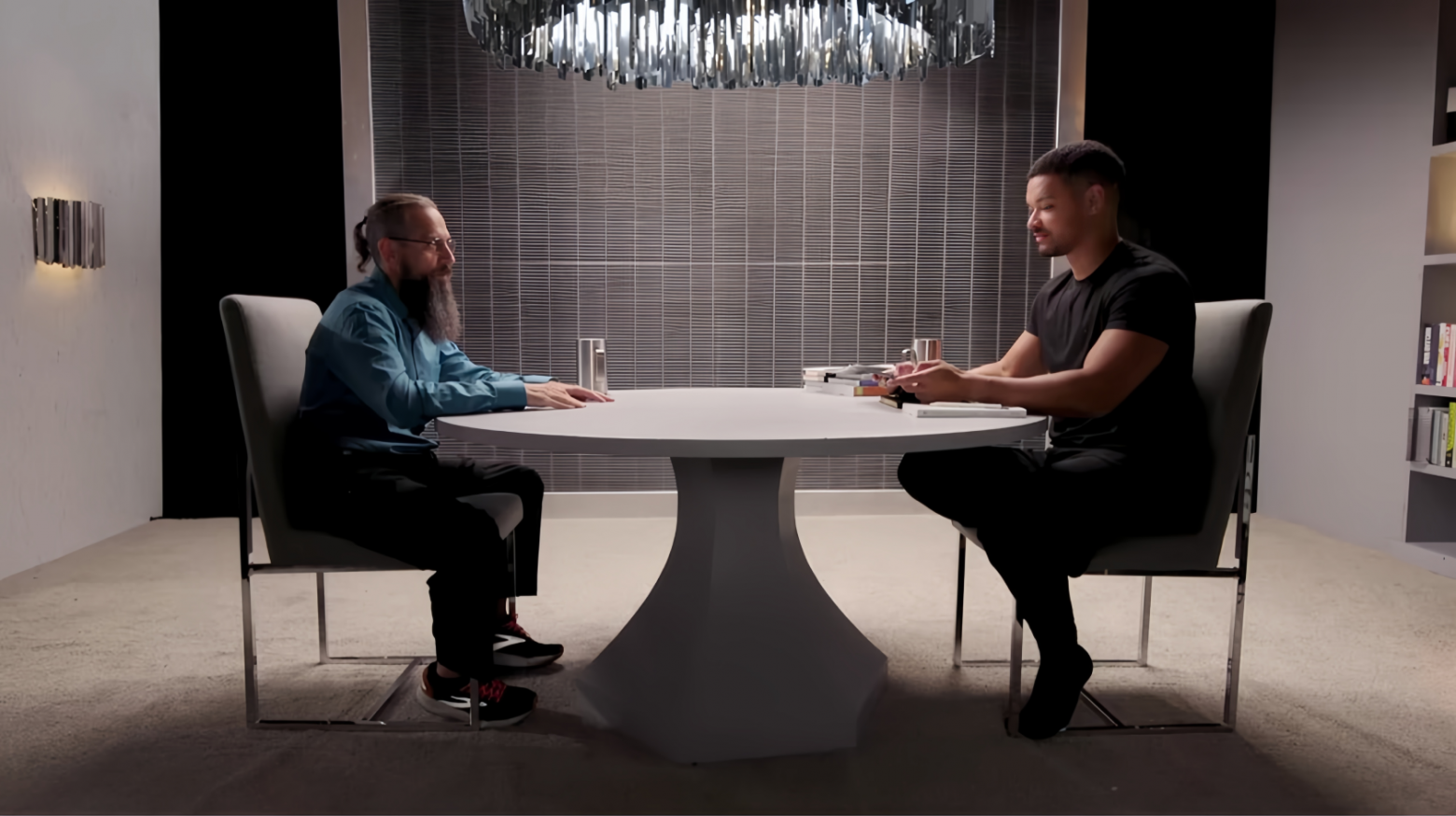 Роман Ямпольский (слева) дает интервью Стивену Бартлетту, сентябрь 2025