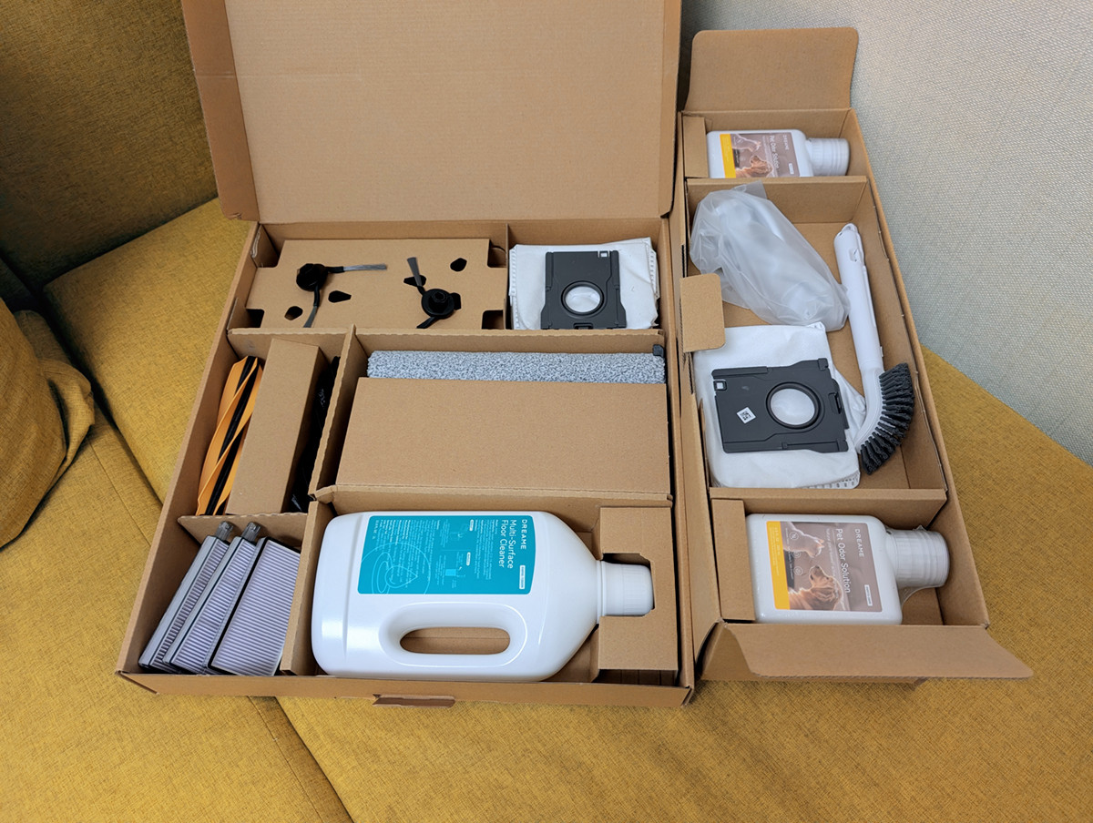 Набор аксессуаров впечатляет. Первое время точно не придется ничего докупать. Можно сразу устанавливать пылесос на базу и начинать с ним работу.