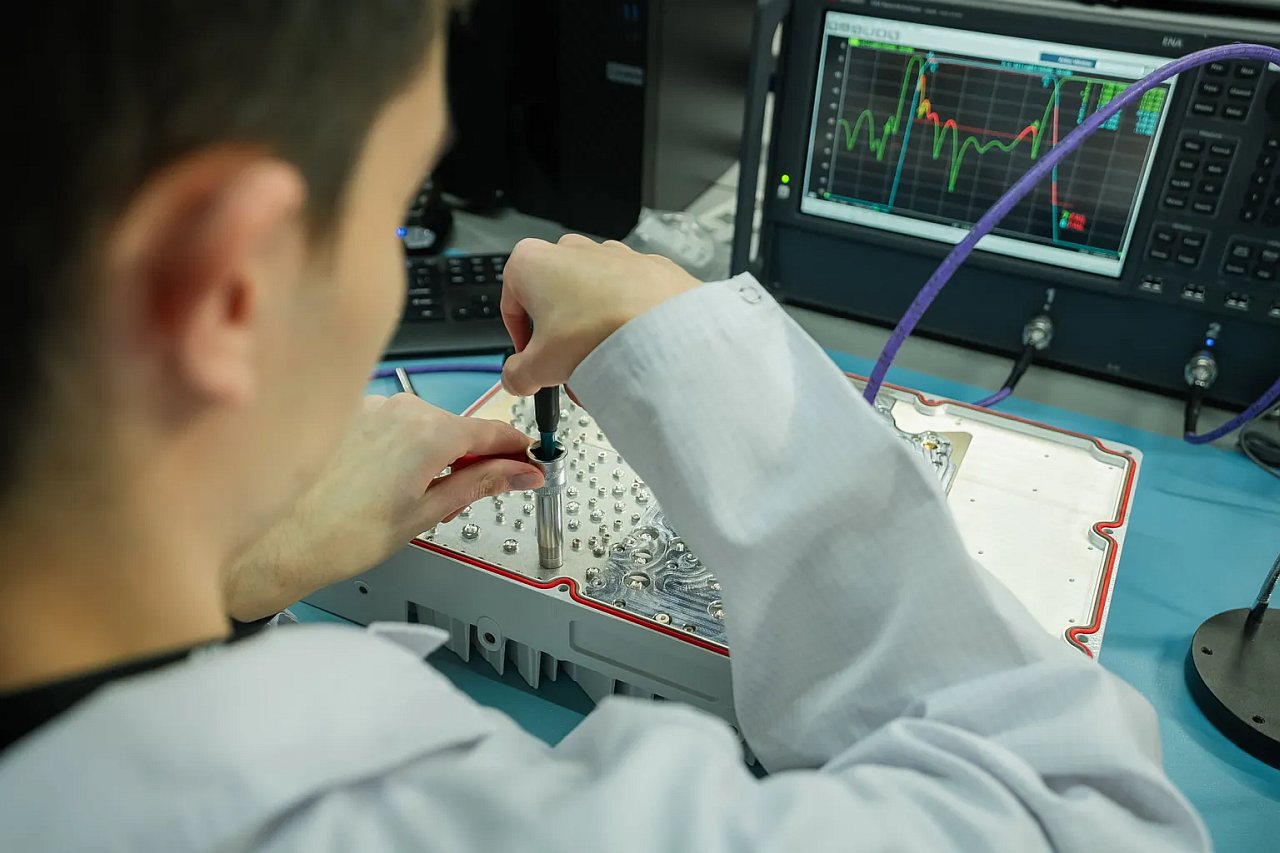 Фото: настройка дуплексера на производстве компании YADRO. Источник: пресс-служба компании YADRO.